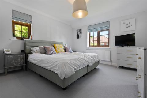 4 bedroom detached house to rent, Holmes Close, Sunninghill