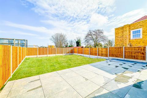 5 bedroom detached house for sale, Ness Road, Shoeburyness SS3