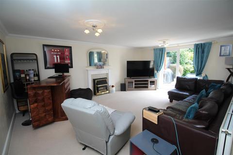 5 bedroom detached house to rent, Constantine Road, Ashford TN23