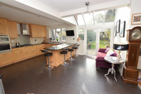 4 bedroom semi-detached house to rent, Woodcote Way, Caversham