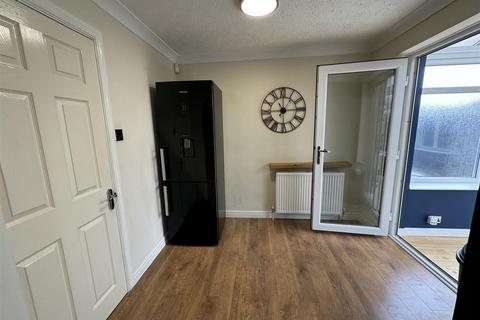 3 bedroom semi-detached house to rent, The Coppice, Mirfield WF14