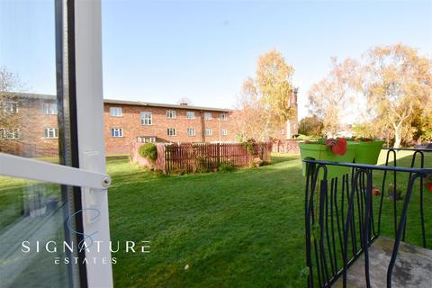 2 bedroom flat to rent, Shirley Road, Abbots Langley