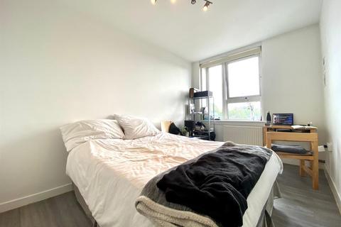 3 bedroom flat to rent, Adelaide Road, London