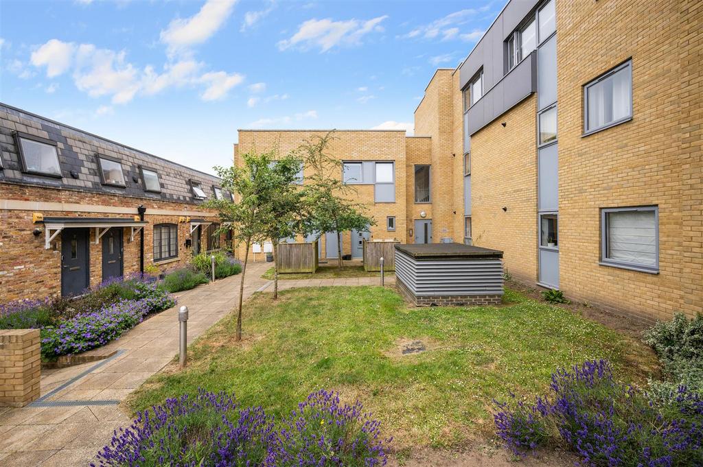 Woodcote Side, Epsom 2 bed flat for sale - £400,000