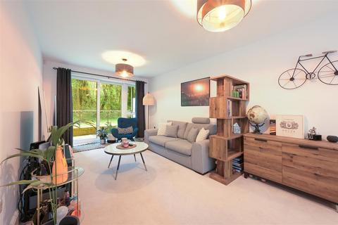 2 bedroom flat for sale, Woodcote Side, Epsom