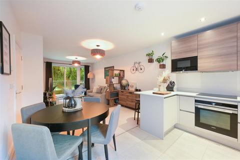 2 bedroom flat for sale, Woodcote Side, Epsom