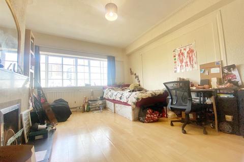 4 bedroom flat to rent, Adelaide Road, London