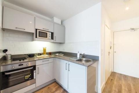 Studio to rent, Kilburn High Road, London