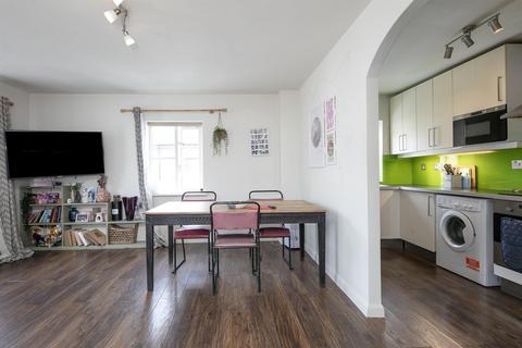 2 bedroom flat for sale, Vestry Mews, London