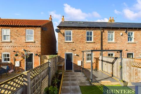 4 bedroom end of terrace house for sale, Railway Walk, Bridlington, YO16 4LG