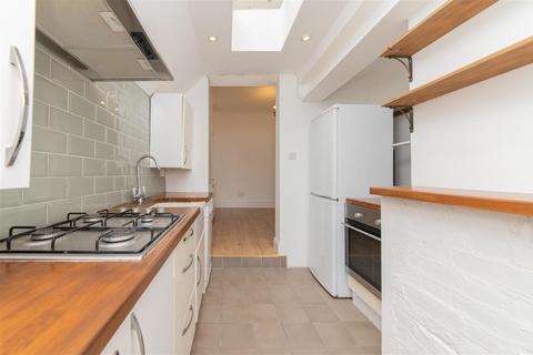 2 bedroom flat to rent, Sunningfields Road, Hendon