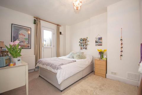 2 bedroom flat to rent, Queenstown Road, Battersea SW8