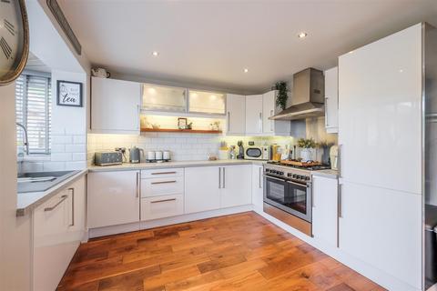 61 Caldercroft, Elland, HX5 9AY