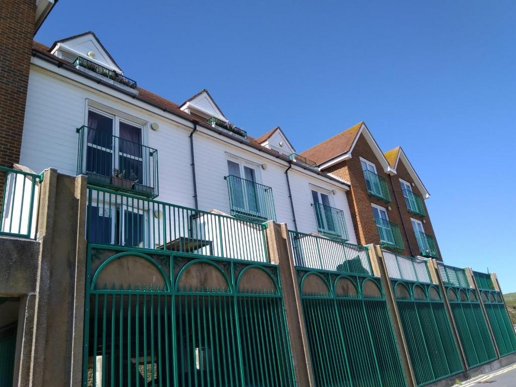 Harbour Point, The Stade, Folkestone... 1 bed flat £995 pcm (£230 pw)