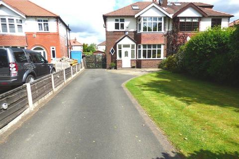 4 bedroom semi-detached house to rent, Stockport Rd, Timperley WA15 7LH.