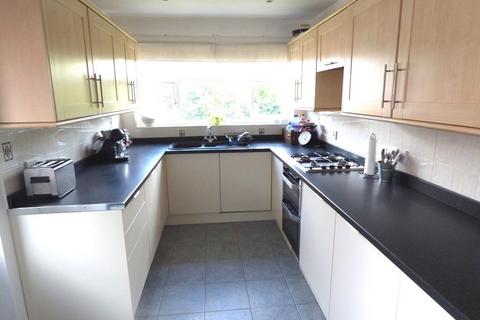 4 bedroom semi-detached house to rent, Stockport Rd, Timperley WA15 7LH.