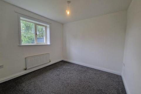 2 bedroom semi-detached bungalow to rent, Higgins Close