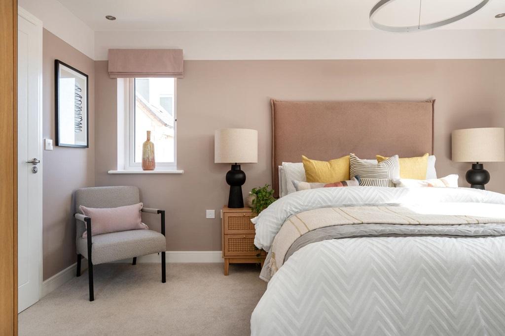 King-size main bedroom has its own en-suite...