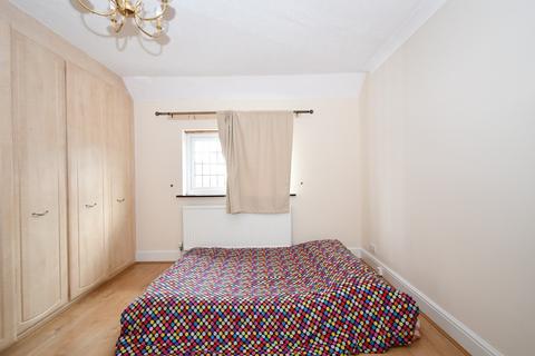 3 bedroom semi-detached house to rent, Rainham Road North, Dagenham, RM10