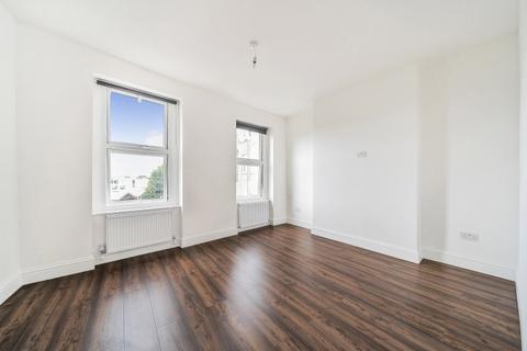 3 bedroom flat to rent, Boundaries Road London SW12
