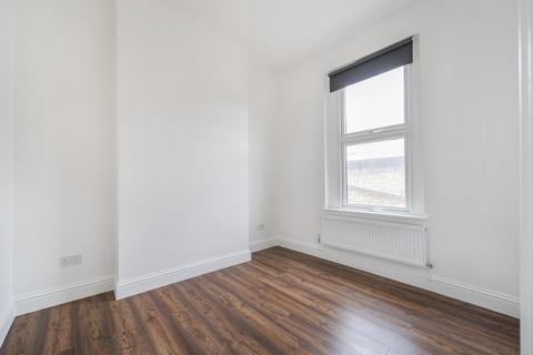 3 bedroom flat to rent, Boundaries Road London SW12