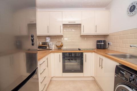 1 bedroom flat for sale, Dene Court,  Holman Close, Cowplain,  PO8 8HD