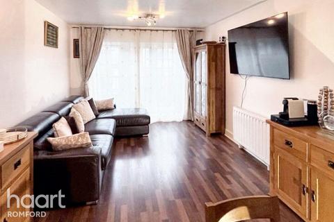 2 bedroom apartment for sale, Riverside Close, Romford