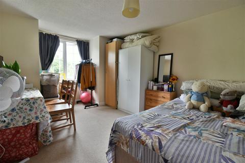 2 bedroom apartment for sale, Harbury Court, Newbury RG14