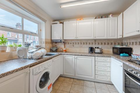 3 bedroom terraced house to rent, Iveley Road, London SW4