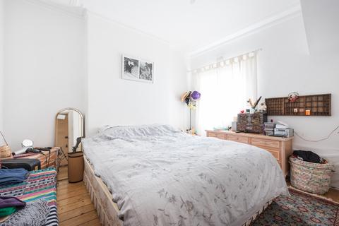2 bedroom flat to rent, Kestrel Avenue, London SE24