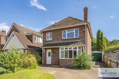 30 Forest Road, Horsham, RH12 4HJ
