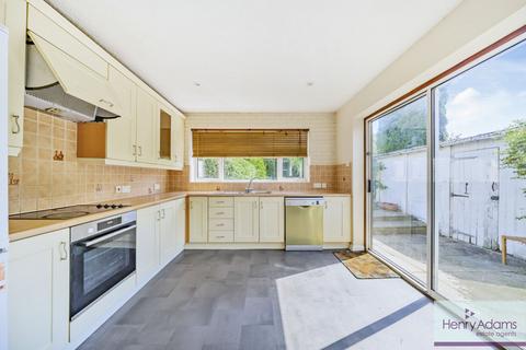 30 Forest Road, Horsham, RH12 4HJ