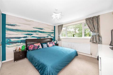 34 The Vale, Coulsdon, CR5 2AW