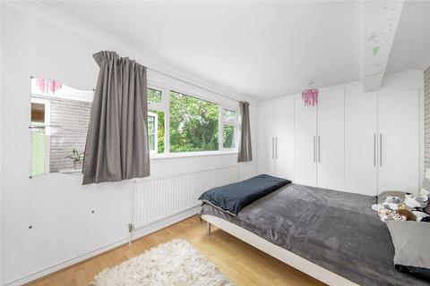 34 The Vale, Coulsdon, CR5 2AW