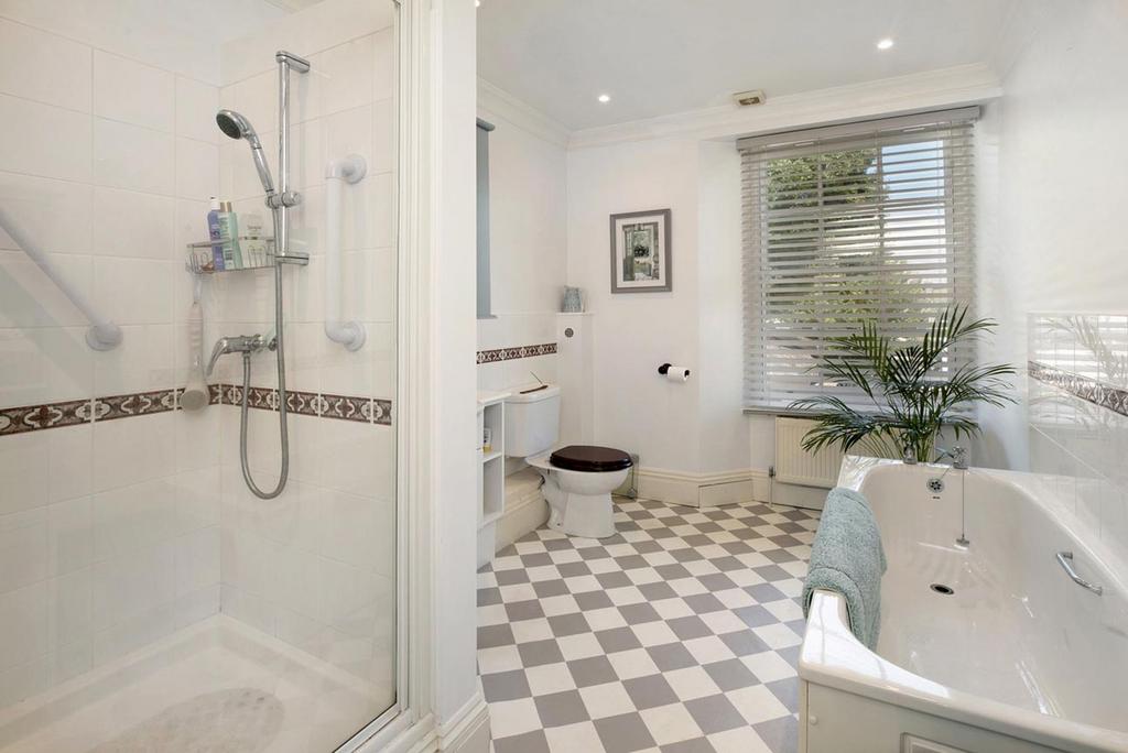 En suite to Master Bedroom
