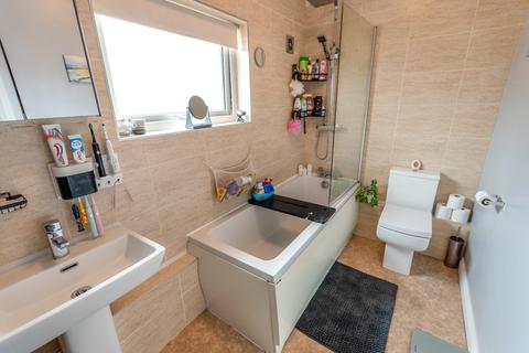 16 Central Drive, New Rossington, Doncaster, DN11 0JB