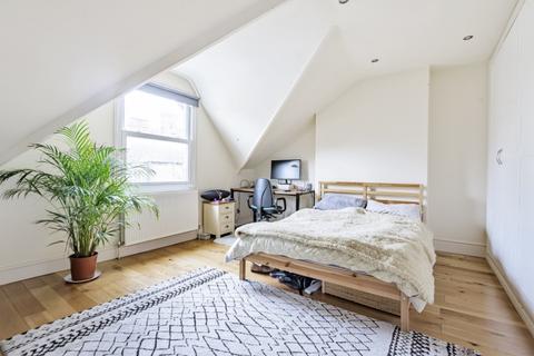 4 bedroom maisonette to rent, Dents Road Battersea SW11