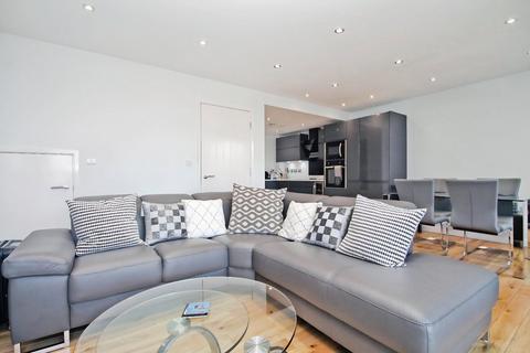 3 bedroom property to rent, Tate House, 7 New York Road, City Centre, Leeds, LS2
