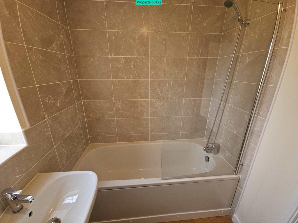 Family bathroom 2
