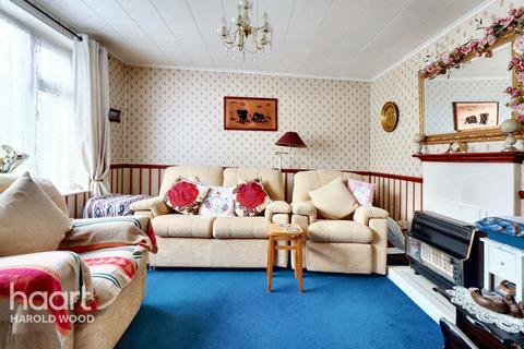 14 Melksham Close, Romford, RM3 8QX