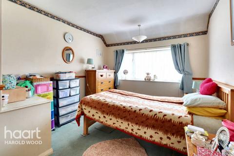 14 Melksham Close, Romford, RM3 8QX