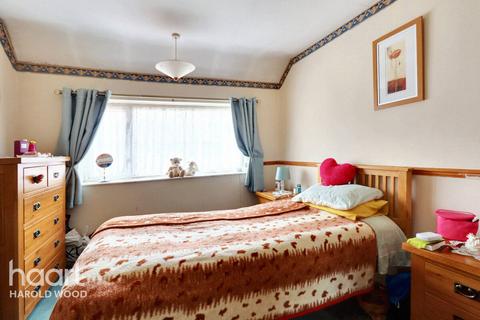 14 Melksham Close, Romford, RM3 8QX
