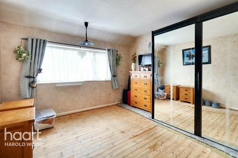 14 Melksham Close, Romford, RM3 8QX