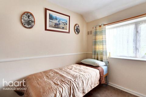 14 Melksham Close, Romford, RM3 8QX