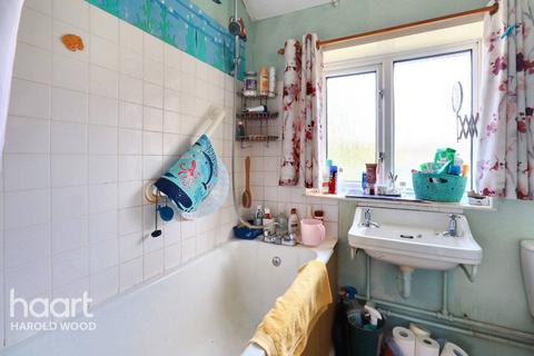 14 Melksham Close, Romford, RM3 8QX