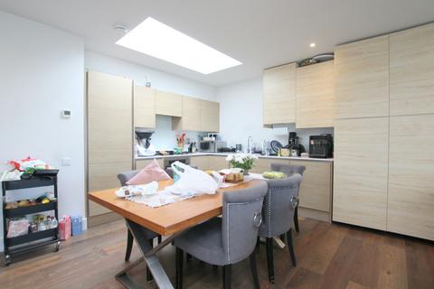 3 bedroom flat to rent, Upper Richmond Road, London SW15