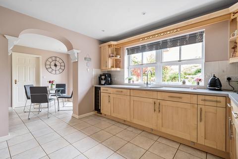 15 Turners Close, Southwater, Horsham, RH13 9LJ