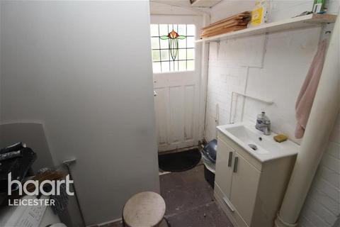 3 bedroom semi-detached house to rent, Leicester