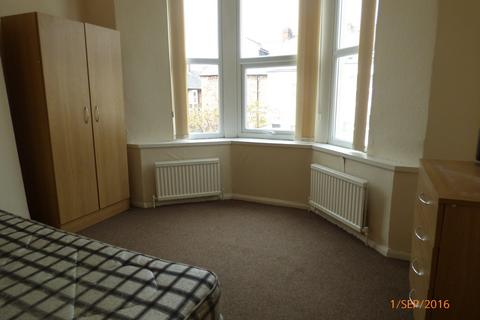3 bedroom flat to rent, Mowbray Street, Heaton