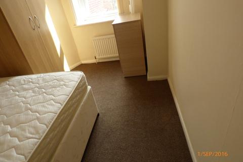 3 bedroom flat to rent, Mowbray Street, Heaton